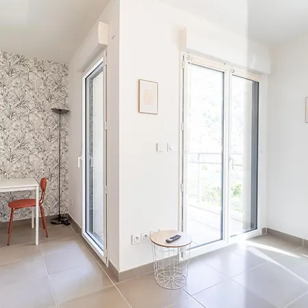 Charming With Parking Near Monaco Босолей