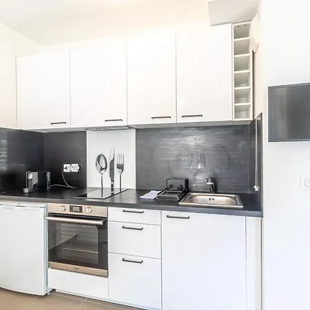 Charming With Parking Near Monaco