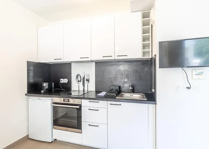 Charming With Parking Near Monaco